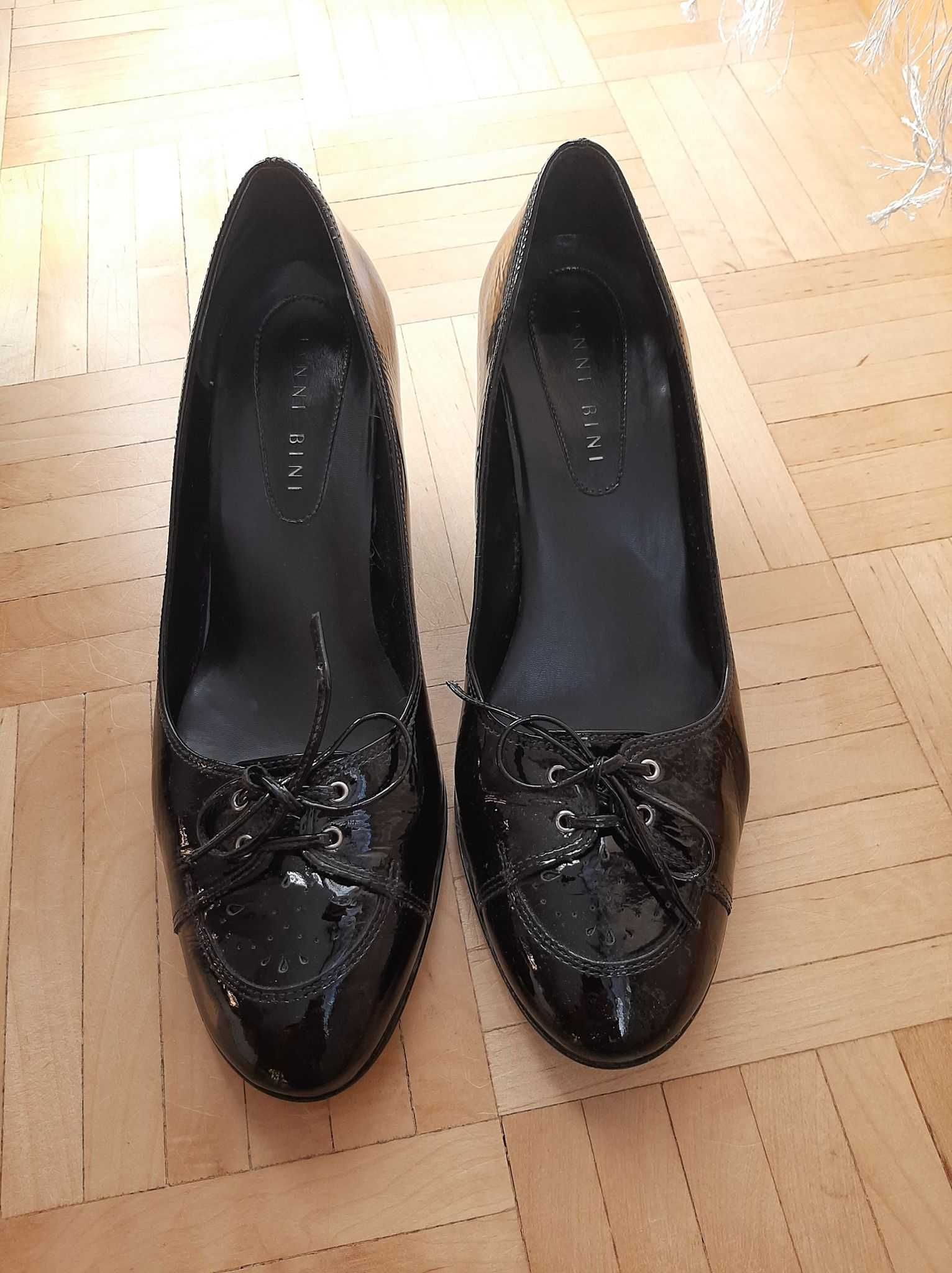 Skórzane pantofle damskie czarne 39