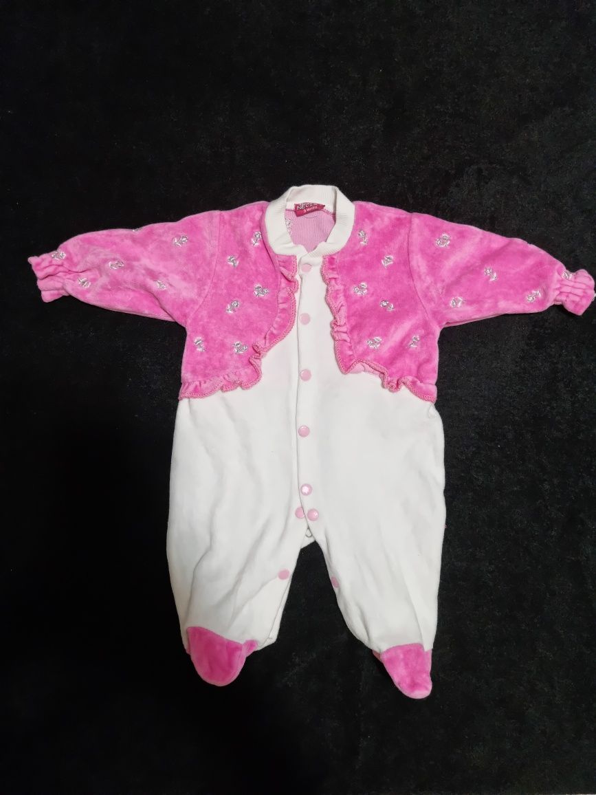 Różowo biały niemowlęcy pajacyk