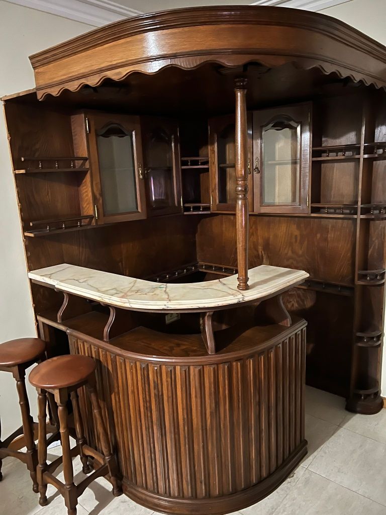 Bar para sala com bancos