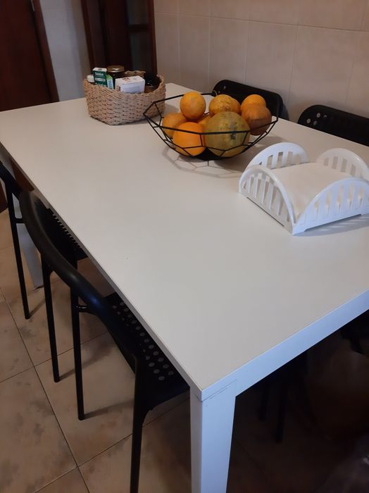 Conjunto de mesa e 4 cadeiras
