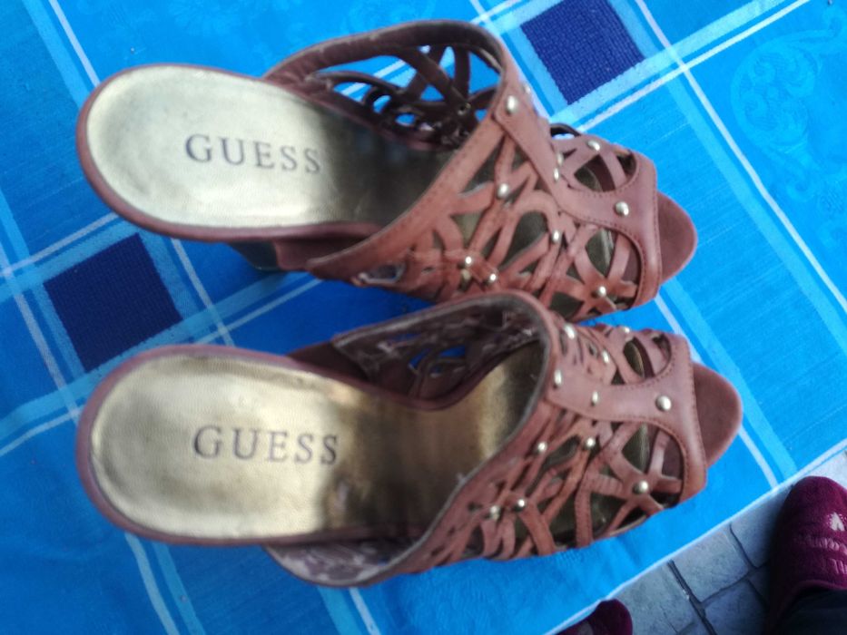 Sandálias socas moules em pele da Guess