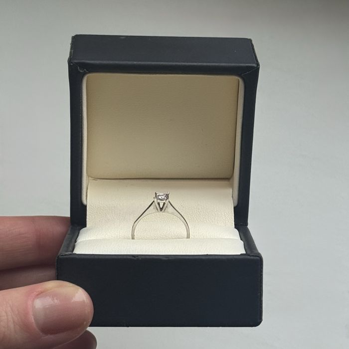 Каблучка з діамантом