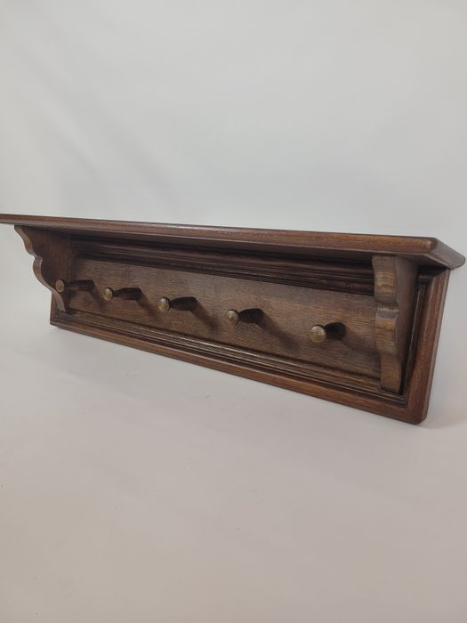 Dębowy wieszak z półką