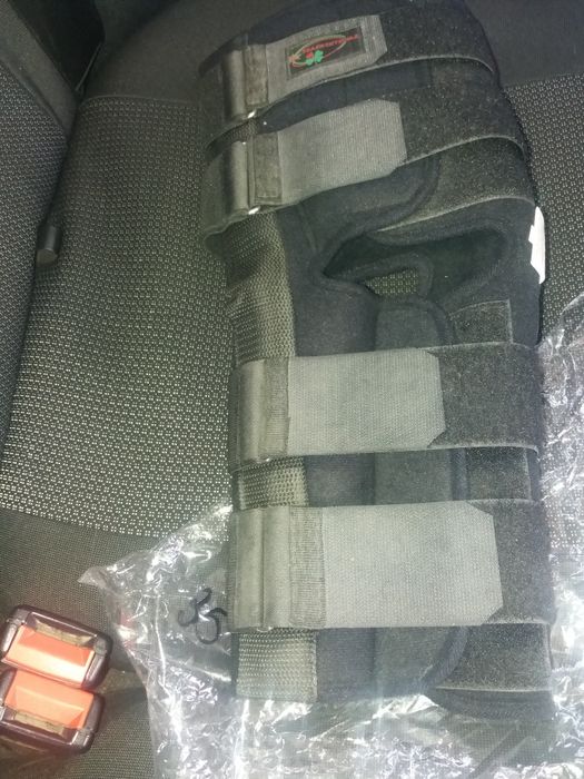 Наколенник с металлическими шарнирами К-1В сильной фиксации. Черный