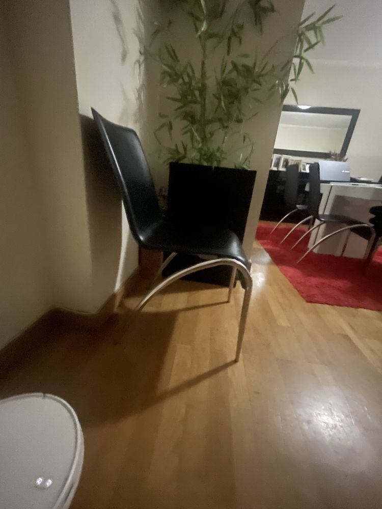 Mesa com tampo de vidro com 6 cadeiras + aparador + espelho + pratelei