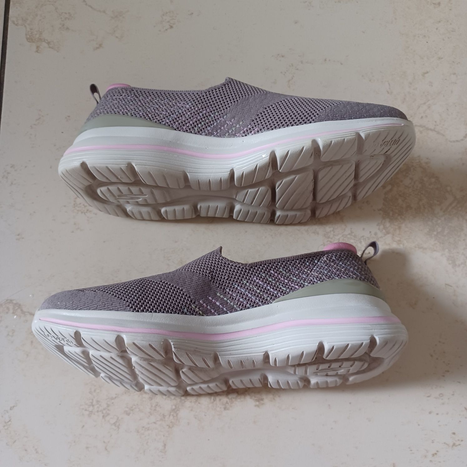 Skechers memory foam goga mat Stretch fit 37/24 cm/ salon 329 zł
