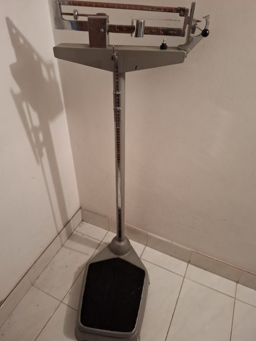 Balanca pediátrica para pesar e medir crianças