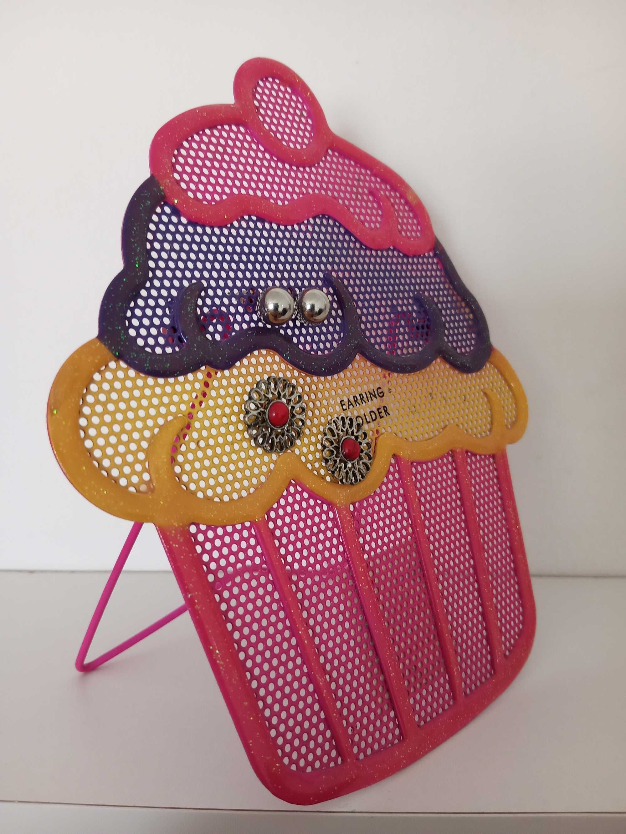 Exibidor de brincos em forma Cupcake.