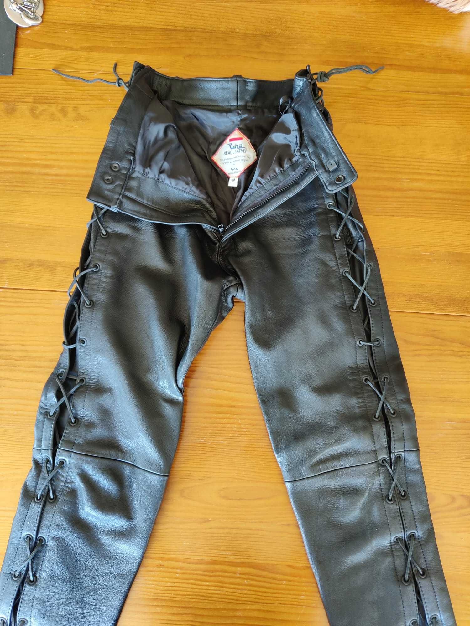 Calça de couro, preta, vintage, com cadarço lateral