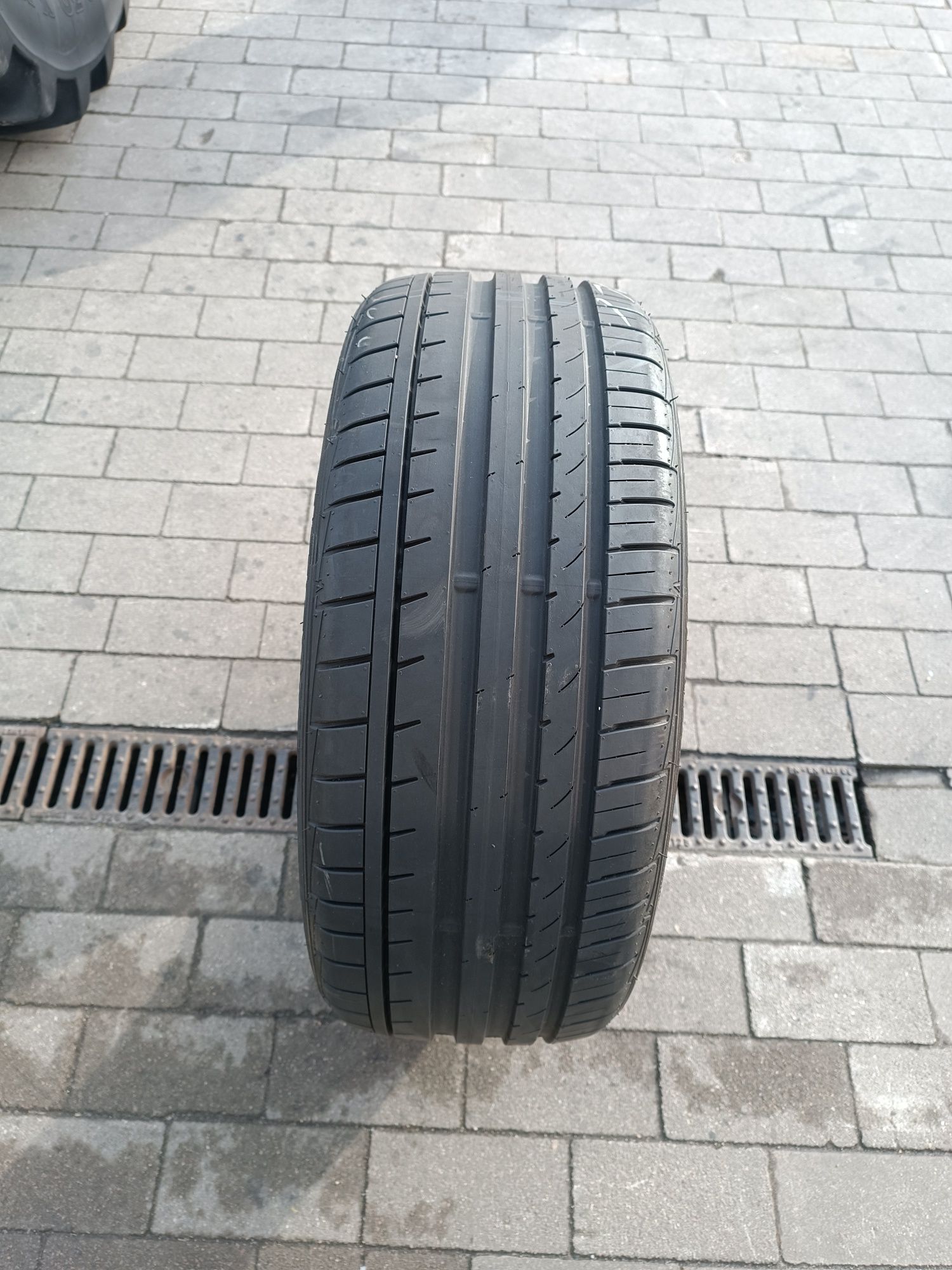 225/45ZR18 Falken Azenis FK453. 225/45R18  95Y