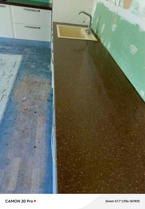 Кухня з вбудованою  духовкою і мікрохвильовкою  ( в робочому стані)