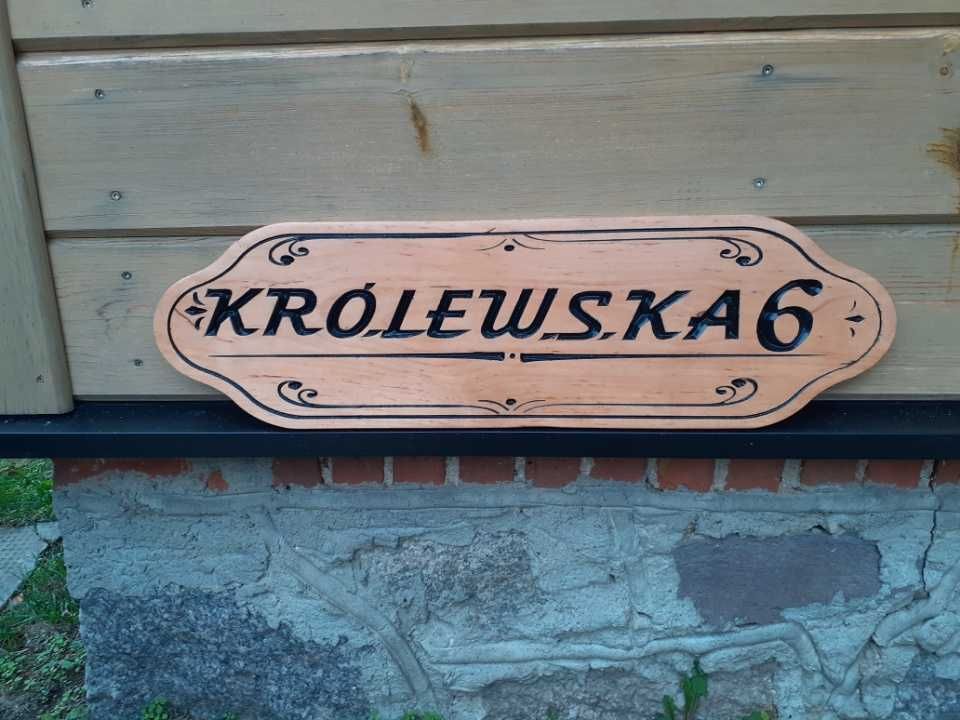 Numer domu adres tabliczka drewniana adresowa grawer na drewnie