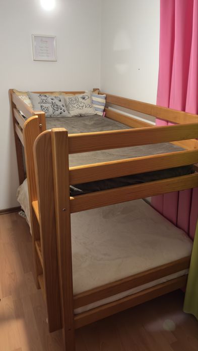 Beliche de madeira com duas camas