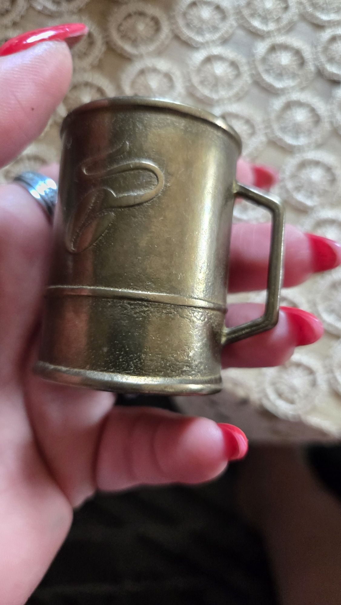 Kubek mosiężny .