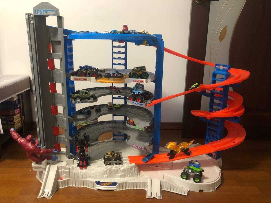 Хот Вілс неймовірний гараж-гігант з горилою Hot Wheels Super