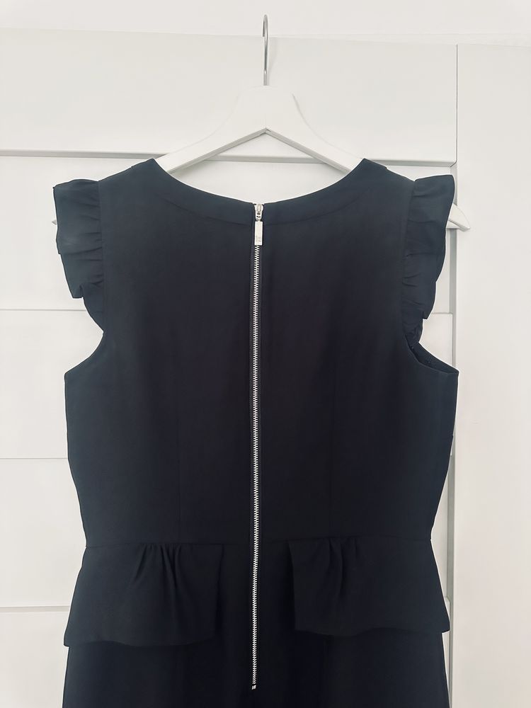 Klasyczna mała czarna sukienka marki Top Secret z baskinką rozm. 36/S