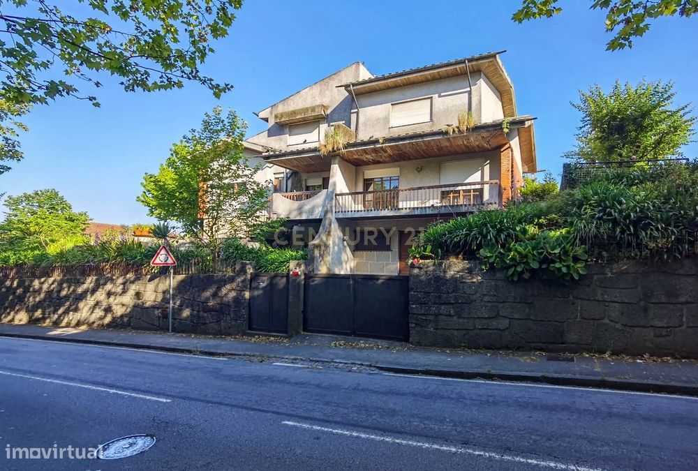 Moradia T4 no Centro de Penafiel com Vista desafogadas e Jardim Privad