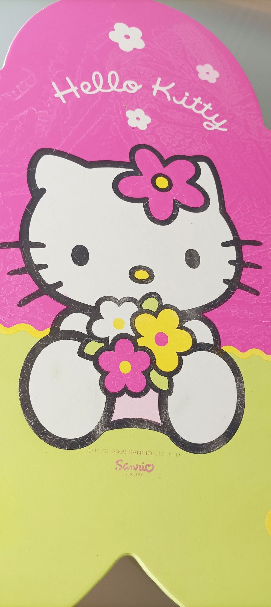 Mesa da Hello Kitty em forma de flor