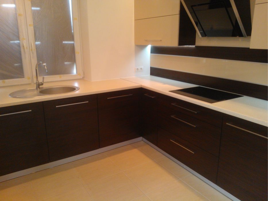 Zabudowa kuchenna beżowo-brązowa