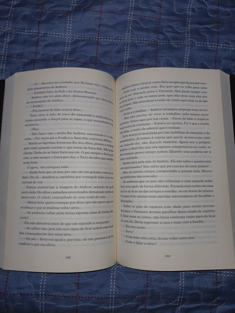 Livro Mentes Inquietas- Stranger Things