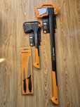 Siekiera Fiskars X27 + X10 + dwa noże Fiskars ESSENTIAL