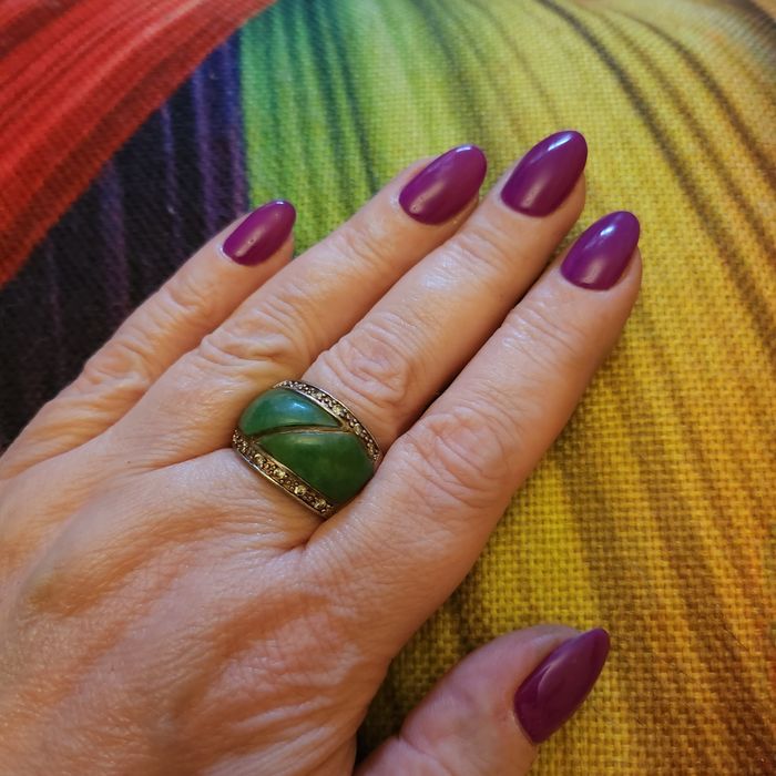 wyjątkowy srebrny pierścionek z zielonym kamieniem