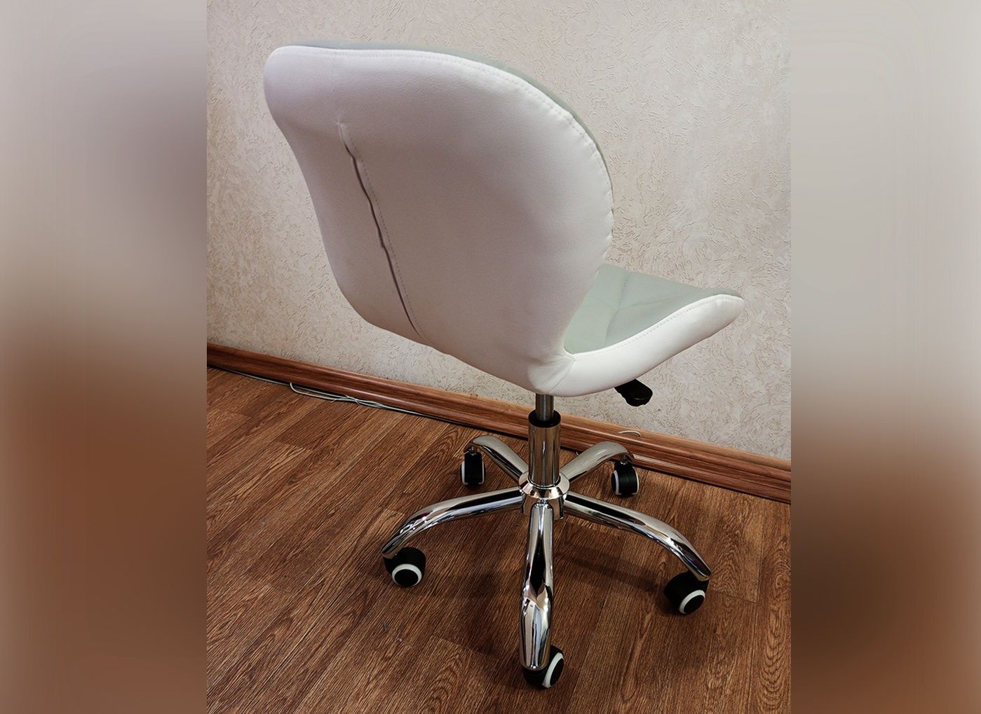 Стул офисный на колесиках серый с белым Demure компьютерное кресло