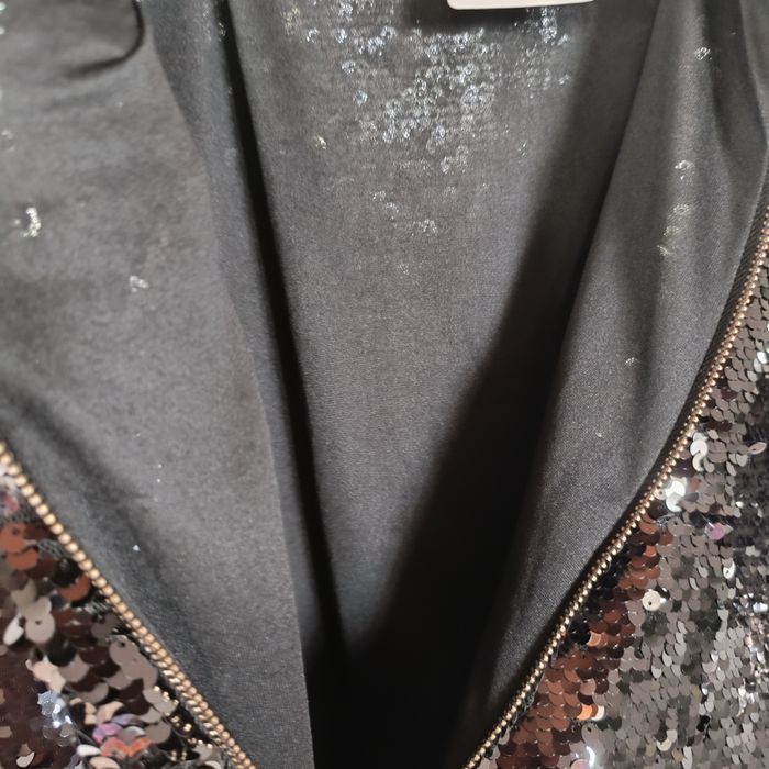 Casaco novo com etiqueta preto e vermelho todo com lantejoulas