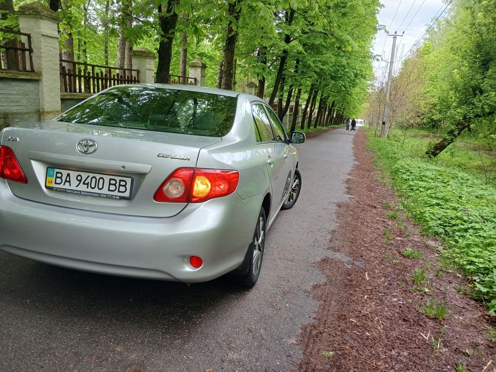 Toyota corolla  бензин 1.6