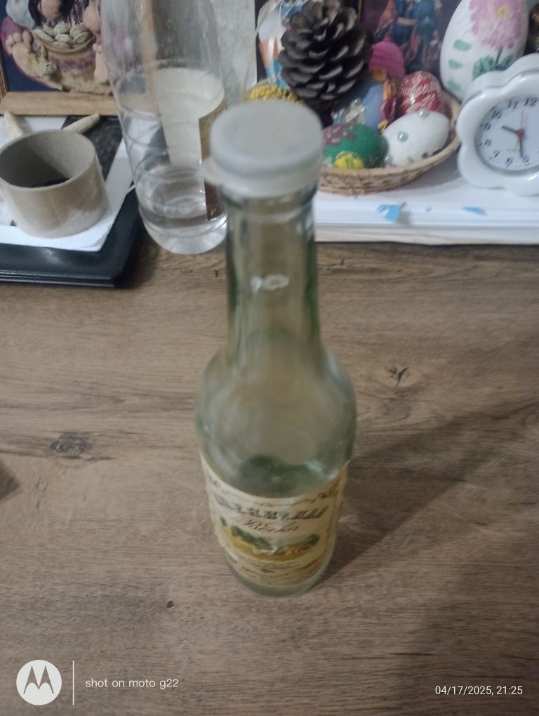 Стеклянная бутылка старая