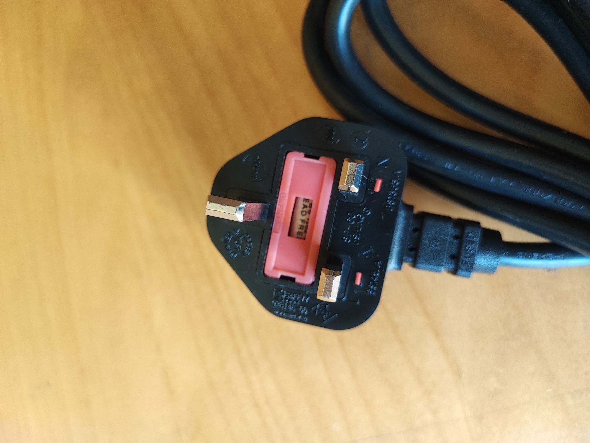 Kabel to komputera, monitora a angielską wtyczką 1,8m