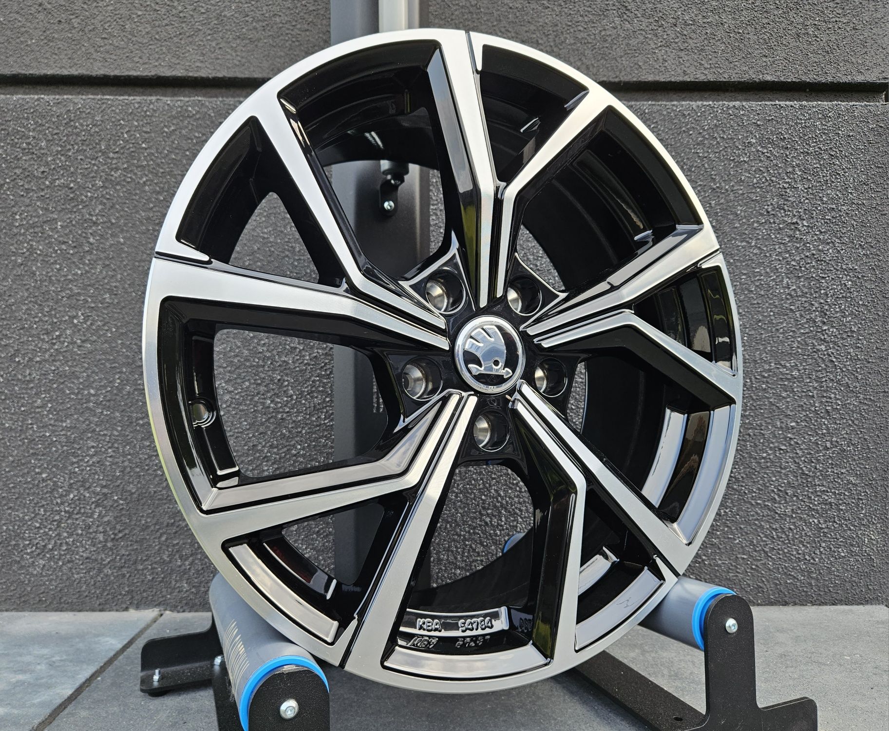 Skoda Kamiq 16 " Nowe 5x100 Škoda Scala Felgi Czarne Poler Alufelgi