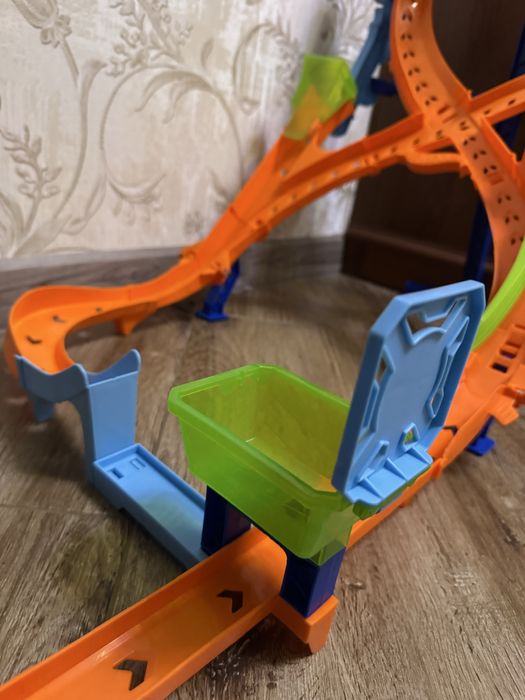 Трек вертикальна вісімка Hot Wheels