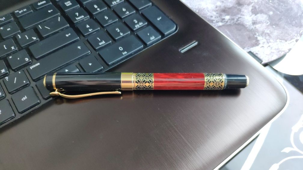 Металическая шариковая ручка под золото с вставкой под красное дерево
