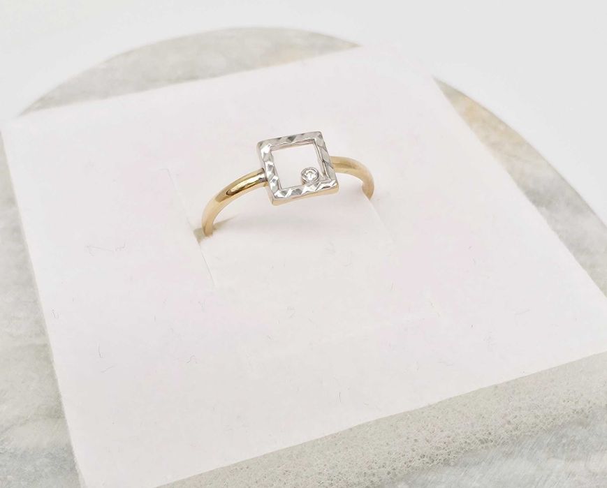 Złoty pierścionek z geometrycznym elementem 585 GOLD MONEY