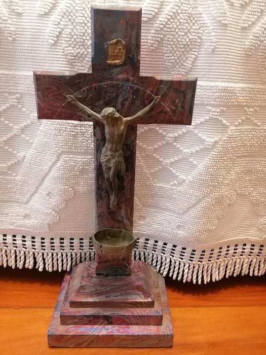 Crucifixo em metal