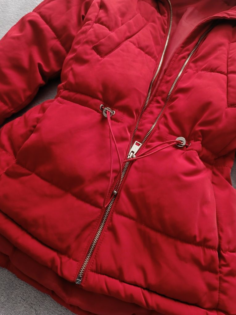 Czerwona kurtka H&M z kapturem