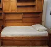 Cama e secretária quarto