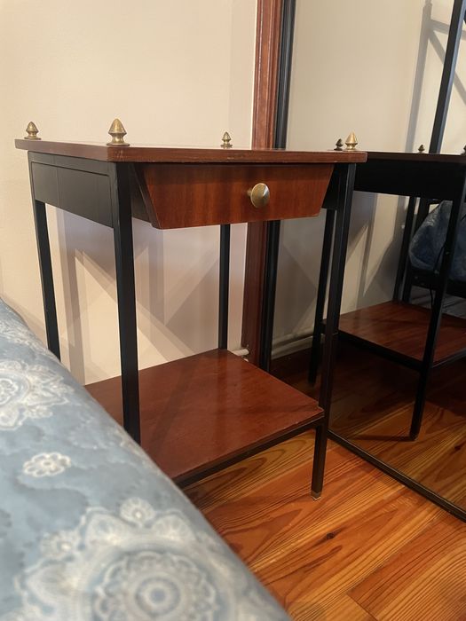 Conjunto Duas Camas solteiro + mesa de cabeceira