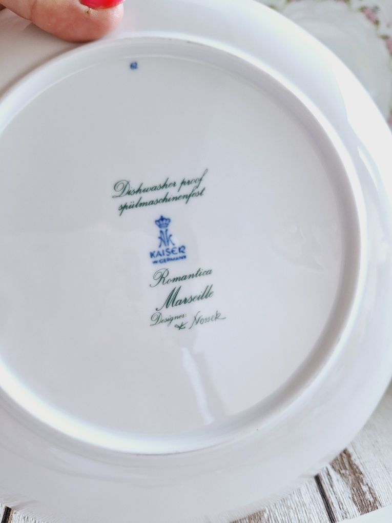 Talerze płaskie, obiadowe, sygnowane Kaiser Marseille, biała porcelana