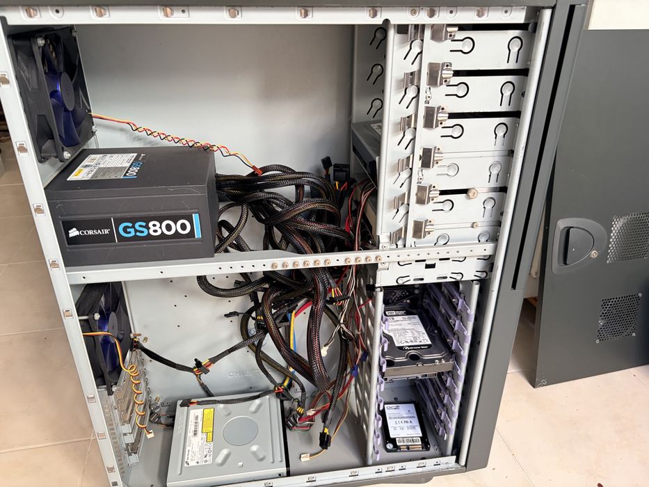 Caixa servidor com varios componentes