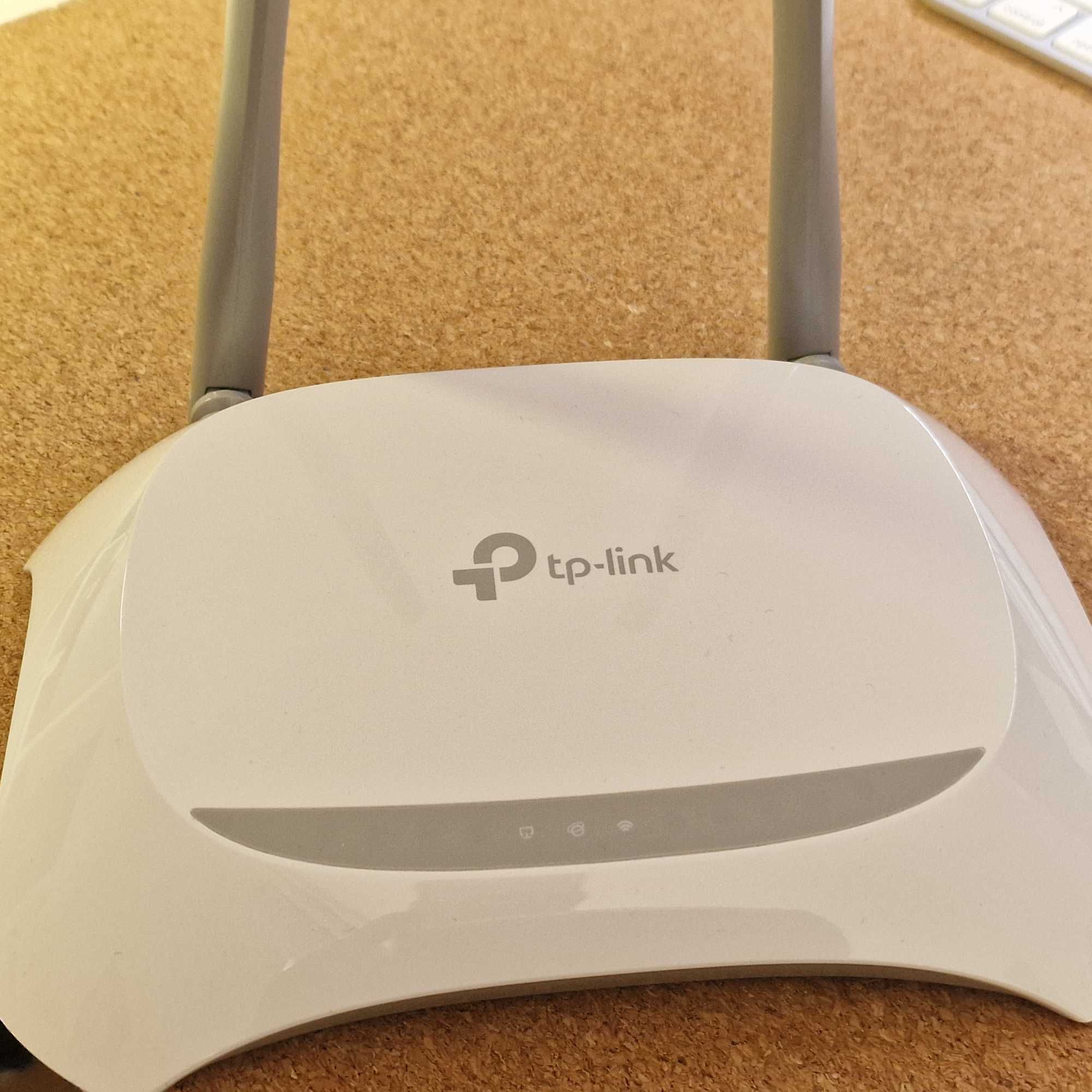 Router sieciowy TP Link WR840N i wzmacniacz sygnału TP Link AC750