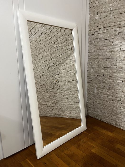 Lustro w białej ramie