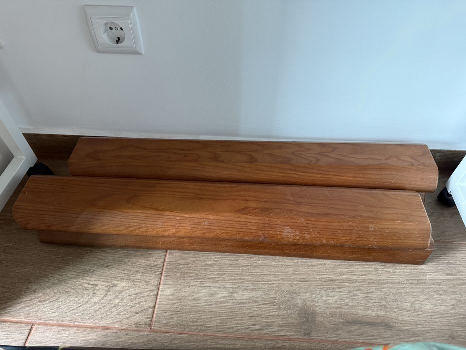 Mesa de jantar cerne, já desmontada, com 4 cadeias. Bom estado.