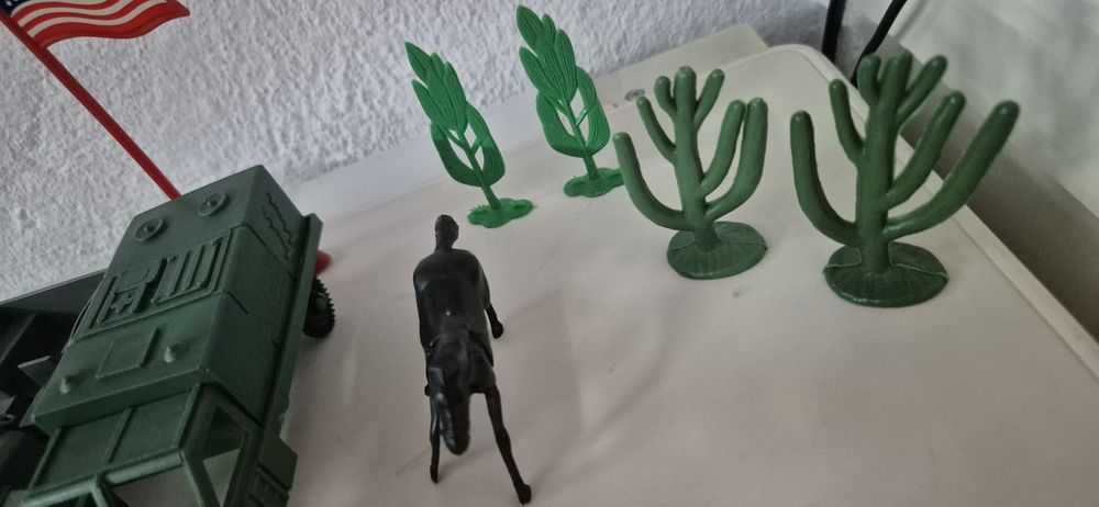 Tropas/soldados, cowboys/índios, jipes/tanques (bonecos)