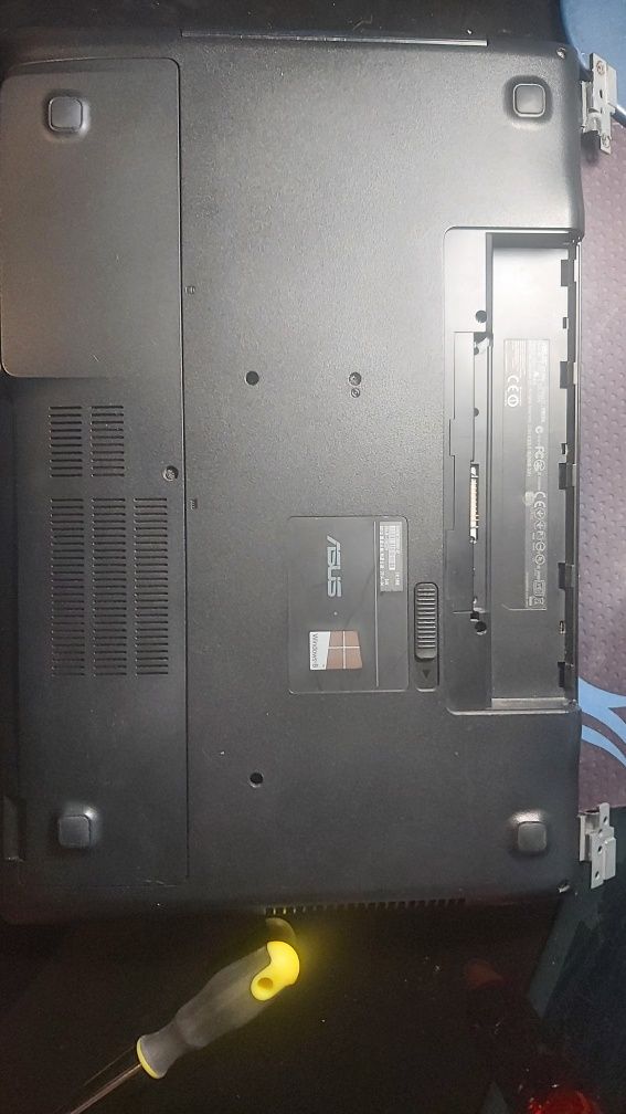 Parte de baixo de portatil Asus G56JR com processador I7-4700