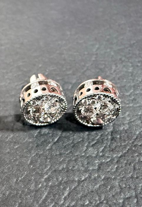 Розкішні сережки пусети біле золото та діаманти