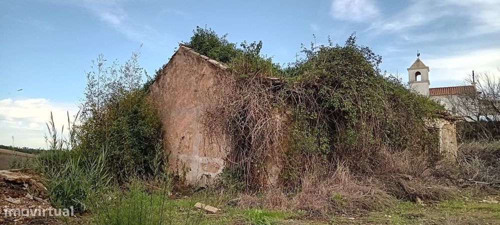 Terreno com Moradia em Ruína e Vista Deslumbrante — Penedo, Runa