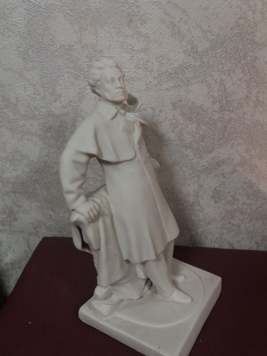 Продам статуэтку из фарфора.