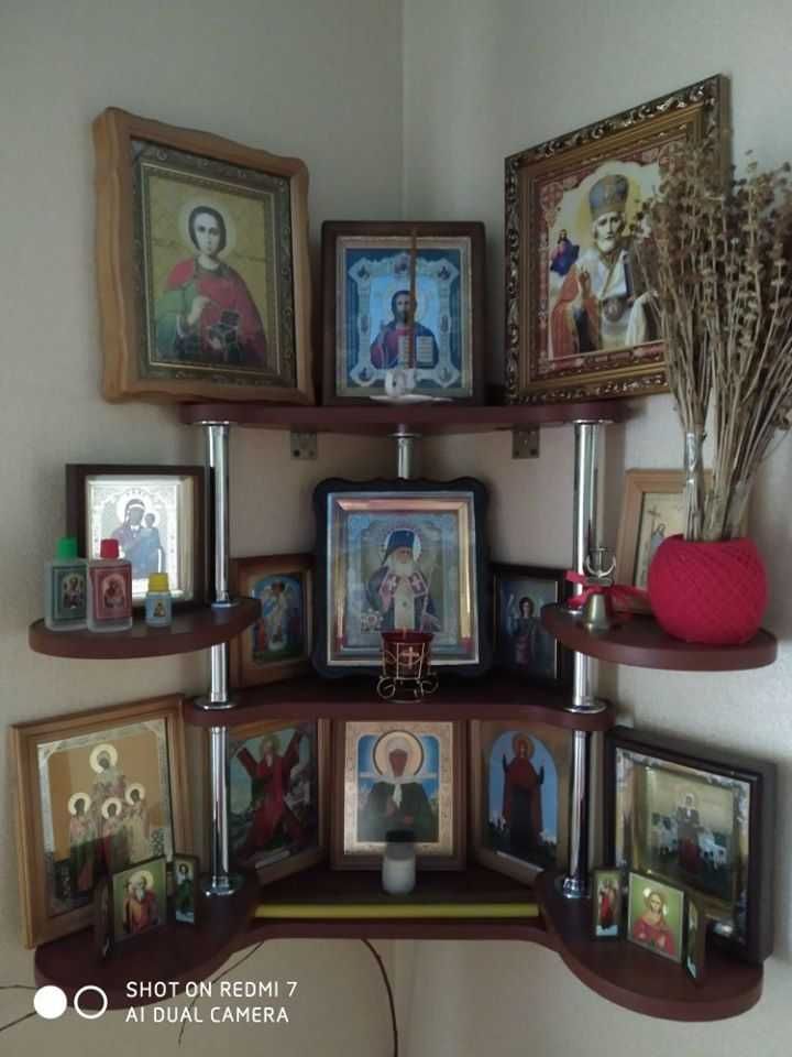 полка угловая ,для икон хорошо и не только